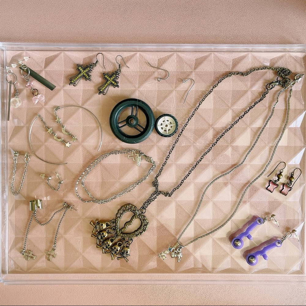 25 sets mixed lot of fashion jewelries earrings, bracelets and necklaces